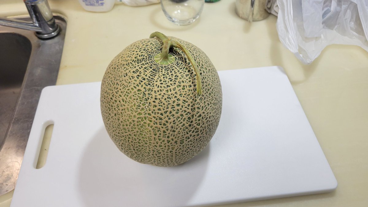takapi1357's tweet photo. 今夜は3000円するというメロン

もちろん頂き物 (๑>ᴗ<๑) https://t.co/94Hg21xbaR