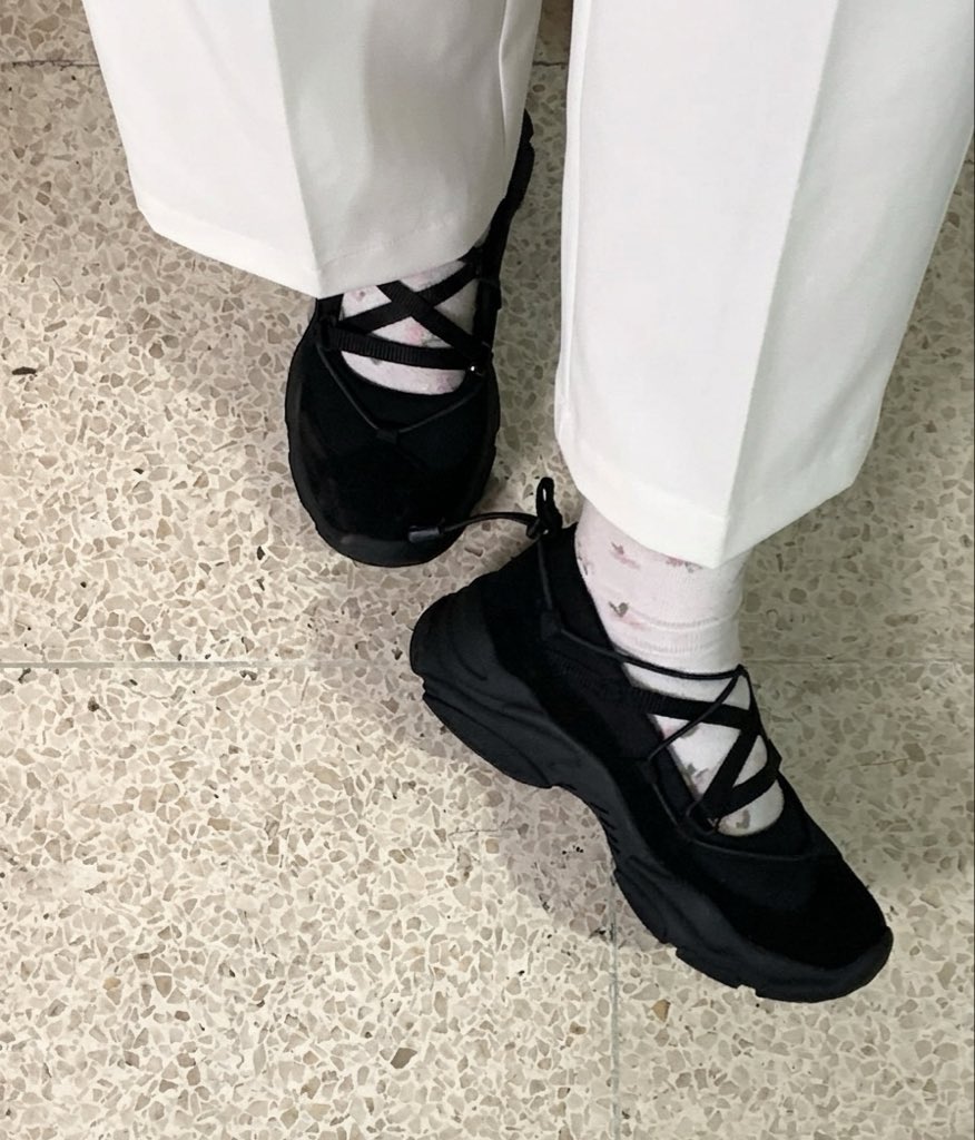 mellauvss's tweet photo. akhirnya menemukan sepatu cantik dan super nyaman buat dipake konser !!! 🩷🩷 https://t.co/ZTwljC95nu