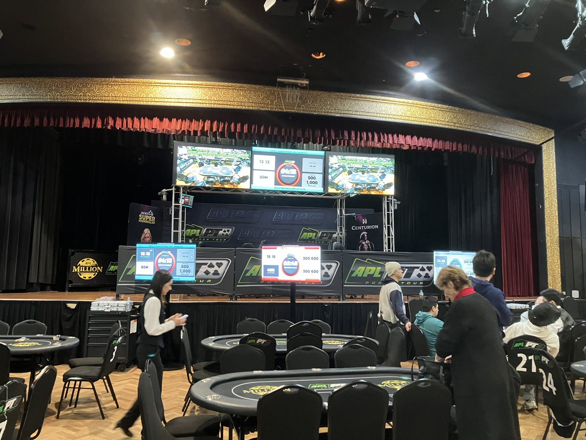 chutaro0330's tweet photo. WSOPの超裏番組APLPT Sydneyに参戦中(*•̀ᴗ•́*)و ̑̑
配信卓でプレイしてます！
ひとつ大問題があって、テーブル横のモニターで5分ディレイくらいで配信を放送しやがってくれてます！！
なんだこの配信環境は！いいのかそれで？ https://t.co/2Ib3YX6qhC