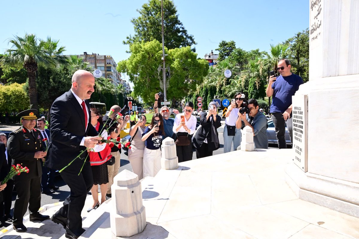 AydinValiligi's tweet photo. Çanakkale’den #15Temmuz’a uzanan sarsılmaz iradeyle, istiklalimizin mimarı olan aziz şehitlerimizin manevî huzurundayız. 🇹🇷

Valimiz Sayın @DrOsmanVarol, 15 Temmuz Demokrasi ve Millî Birlik Günü anma programı kapsamında Aydın'ın şehitlerine duyduğu ebedî vefanın timsali olan Yedi Eylül Şehitler Abidesi ile Çanakkale Şehitliği Anıtı’nı ziyaret ederek aziz şehitlerimizin ruhları için dua etti.

Aziz şehitlerimizi rahmet ve minnetle anıyoruz.