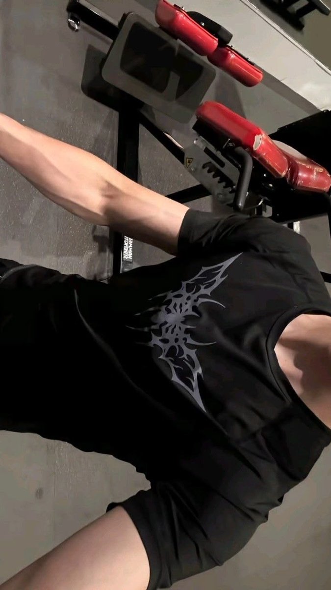 xkillgu's tweet photo. gym sesh with the gang. we get hotter and better each day, some just dont ;) https://t.co/nEwzlGPGeH