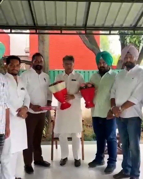 surinderHaripur's tweet photo. ਮਾਨਯੋਗ ਮੈਂਬਰ ਪਾਰਲੀਮੈਂਟ ਚੰਡੀਗੜ ਮੁਨੀਸ ਤਿਵਾੜੀ 
@ManishTewari ਜੀ ਨਾਲ ਮੁਲਾਕਾਤ ਕੀਤੀ ।

#PunjabCongress #Congress https://t.co/ggKnfeOdsA