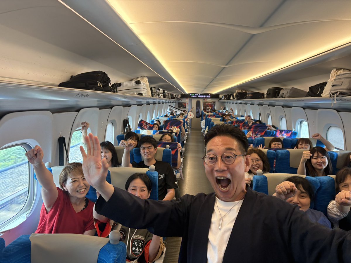 danchou_naoki00's tweet photo. VNL2026大阪ラウンド
JTB新幹線号車貸切ツアー
初日！たくさんのみなさん
にご参加頂きました！！
ありがとうございました。
たっぷり時間通り👋
喋らせて頂きました🎤

東京駅〜新大阪、最後は
『ニッポン』コール！！
本日イタリア戦！
明日もよろしく
お願いします🤗
#VNL https://t.co/XA1MvwpY0l