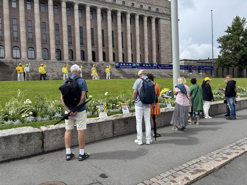 PersecutionOn's tweet photo. Practitioners Protest Chinese Regime’s Persecution During Foreign Minister’s Visit to Finland and Norway
https://t.co/ib2EVDrEZd https://t.co/4CGrE7bqFa