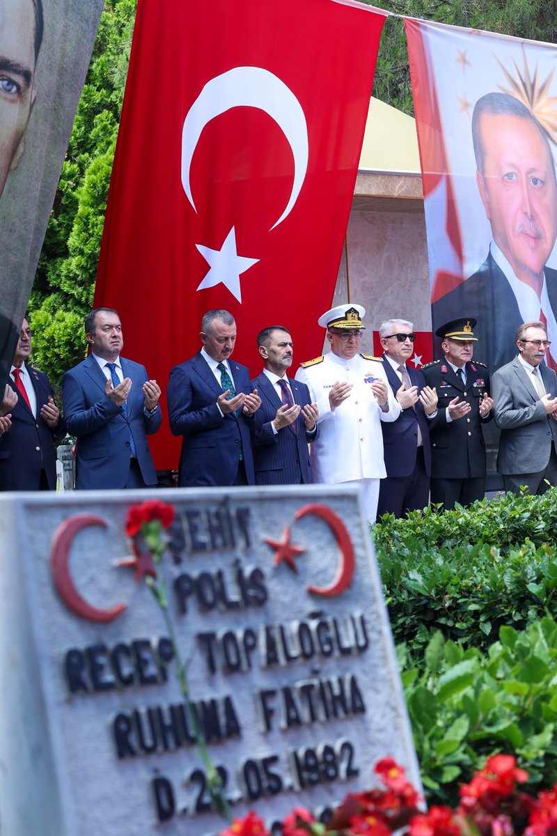 tahirbuyukakin's tweet photo. 15 Temmuz destanının 10. yılında, aziz şehitlerimizi kabirleri başında dualarla yâd ettik.

Vatanımızın bağımsızlığı, milletimizin istiklali ve demokrasimiz uğruna canlarını feda eden kahraman şehitlerimizi rahmet ve minnetle; fedakârlıklarıyla destan yazan gazilerimizi ise saygı ve şükranla anıyorum.

Ruhları şad, mekânları cennet olsun. 🇹🇷