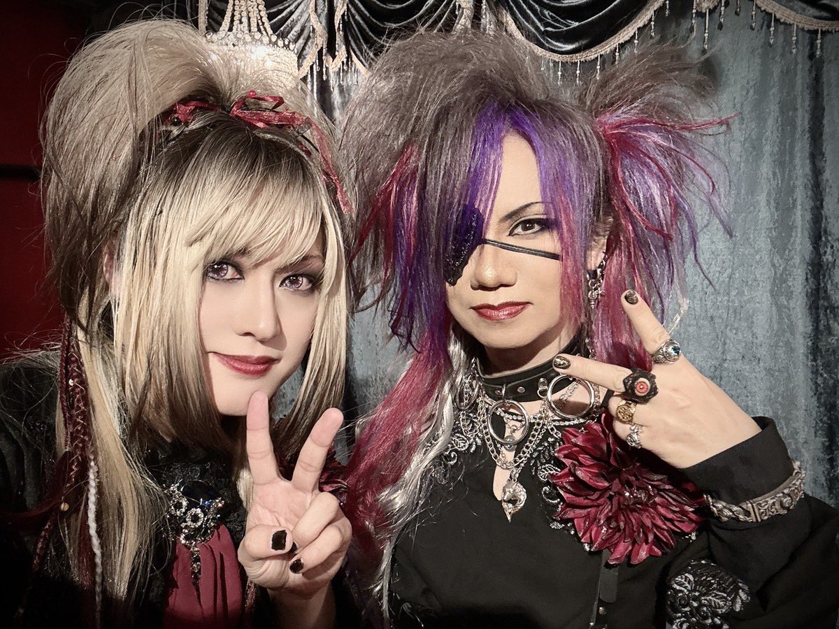 RuizaD1's tweet photo. RedoのVo、Seth。

一緒に音を鳴らしていると、
この人にしか作れない世界があるといつも感じます。

優しさも、強さも、儚さも。

いろんな感情を歌に乗せて、
まっすぐ届けてくれる人。

だから、
気付けばその歌の中に入り込んでしまう。

今のRedoの生み出す世界の中心には、
間違いなくSethさんの歌があります。

まだ受け取ったことがない人には、
ぜひ一度、ライブで体感してほしいです🎤

この夏、
Redoで新しい景色を届けます🎸