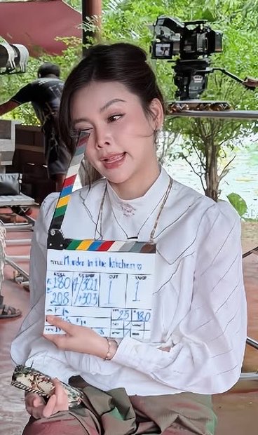 Fsomtui's tweet photo. ฉันที่เอาแต่คิดว่า ลูกฉันจะเป็นยังไงบ้างนะ อากาศร้อนไหม กินอิ่ม นอนหลับหรือเปล่า ในกองลำบากไหม ตัดภาพมาที่ลูก … อั่ยหนูทำดีๆดิ๊!!!! 🤣

#MurderInTheKitchen
#อิงฟ้ามหาชน #EngfaWaraha @EWaraha https://t.co/p7HAtO4CXq
