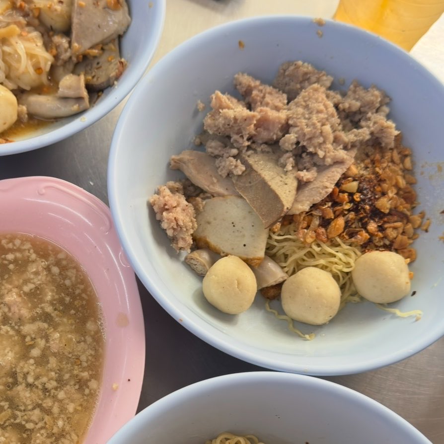 mycutiejaeboy's tweet photo. จากใจเลย มันอร่อยจิงนะ🥹 บะหมี่ถูกต้อง เครื่องหมูใดๆคือชิ้นใหญ่และเยอะสมราคา ซิกเนเจอร์ที่ต้องสั่งเลย! คือซุปหมูสับ จะมีกลิ่นพริกไทยหน่อยๆ ซดจนเกลี้ยง อยากไปกินทุกวัน ติดตรงเรื่องที่จอดกับอยู่สุขุมวิทนี่แหละ รถติดชหเลยย https://t.co/e2rdz3hauz