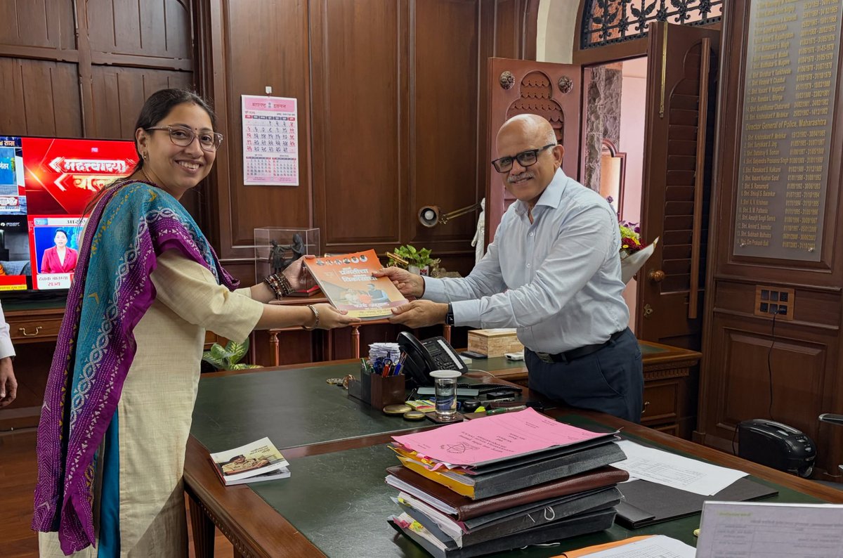 snehadubepandit's tweet photo. 📍 महाराष्ट्र पोलीस महासंचालक (DGP) सन्माननीय श्री.सदानंद दाते सर यांची सदिच्छा भेट

वसई परिसरासाठी स्वतंत्र पोलीस मुख्यालयाच्या मागणीला बळ! 🚔

वसई-विरार परिसराची वाढती लोकसंख्या, वेगाने होणारे शहरीकरण आणि कायदा सुव्यवस्थेच्या दृष्टीने निर्माण होणारी आव्हाने लक्षात घेऊन मिरा भाईंदर पोलीस आयुक्तालयांतर्गत वसई विभागासाठी स्वतंत्र पोलीस मुख्यालय उभारण्याच्या महत्त्वपूर्ण विषयावर महाराष्ट्राचे पोलीस महासंचालक सन्माननीय श्री.सदानंद दाते सर यांची सदिच्छा भेट घेण्यात आली.

या भेटीत वसईतील नागरिकांना अधिक सक्षम, जलद आणि प्रभावी पोलीस सेवा उपलब्ध व्हाव्यात, तसेच पोलीस यंत्रणेची कार्यक्षमता वाढावी यासाठी स्वतंत्र पोलीस मुख्यालयाच्या आवश्यकतेवर सविस्तर चर्चा करण्यात आली.

सुरक्षित, सक्षम आणि सुजाण वसईसाठी सातत्याने प्रयत्न सुरूच! 🚔

@DGPMaharashtra