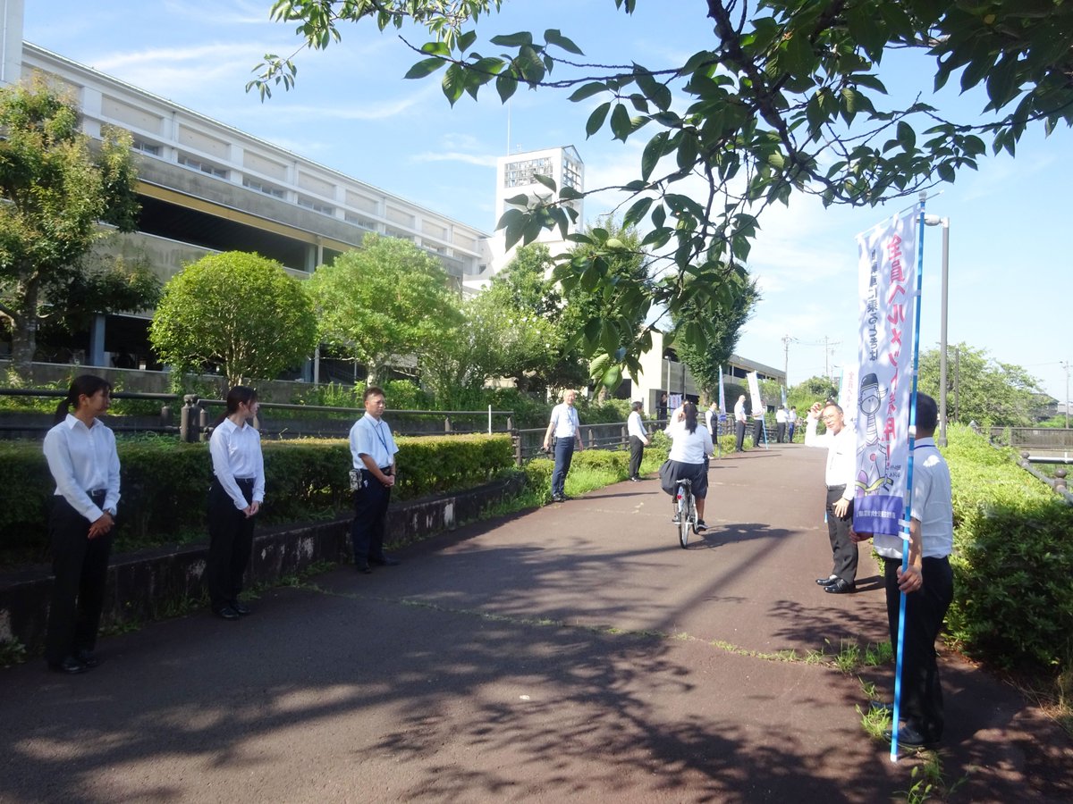 Tomei_DS's tweet photo. 7月14日、藤枝西高校前で交通安全活動を実施しました！
登校する歩行者・自転車のみなさんは、交通ルールとマナーをしっかり守って通学されていました😊
これからも安全運転・交通安全をみんなで心がけていきましょう！

#自動車学校 #夏の交通安全県民運動 #藤枝西高校 #立哨活動 #藤枝市 #焼津市 https://t.co/iHDP2p4pUV