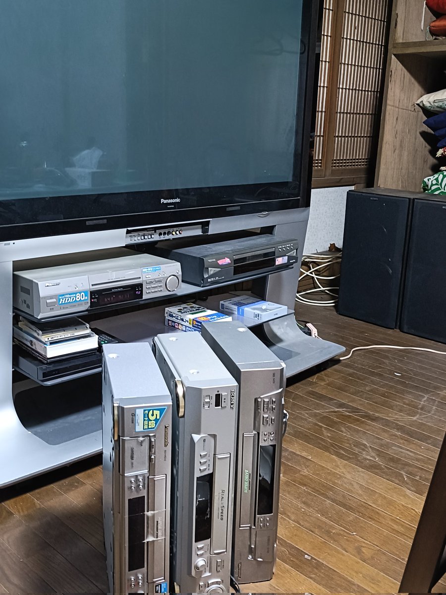 landhome's tweet photo. 古民家で動産放棄された数々の旧式オーディオビジュアル機器。DIYの合間に鑑賞してくつろぎます https://t.co/sBdbQ3pB93