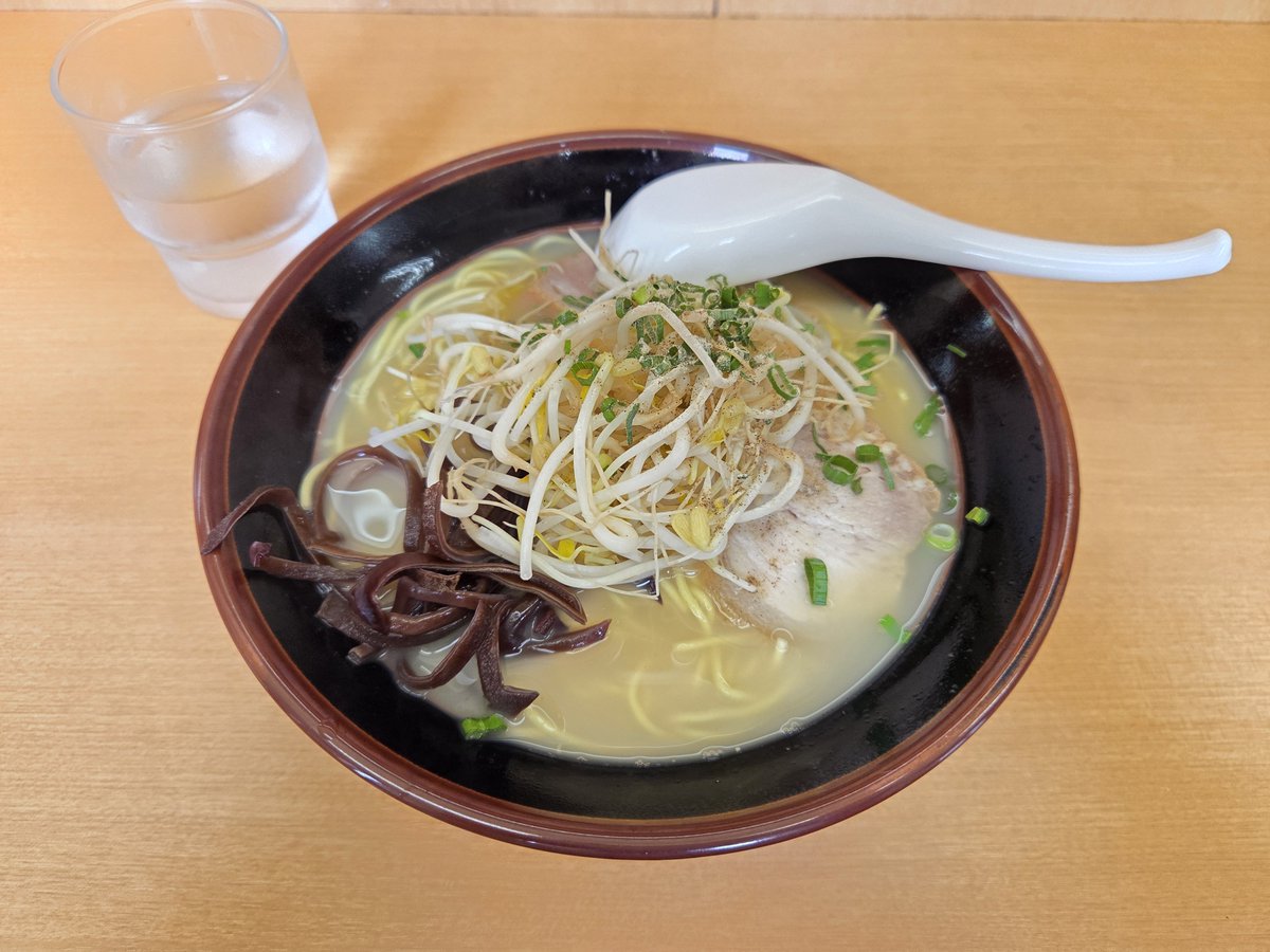 maple_16925's tweet photo. 今日は清武に用事があったので、お昼ごはんは勝武ラーメンで🍜
豚骨ベースでサラサラあっさり系ですが、豚のコクとまろやかさはしっかりある素晴らしいスープ。
あっさりしているのにパンチがあり、中細麺がよく合います💝
カリッと焼きたての餃子も、キャベツの甘みが美味しかった🥟
#ぷるごはん https://t.co/oSDOTD7RMY