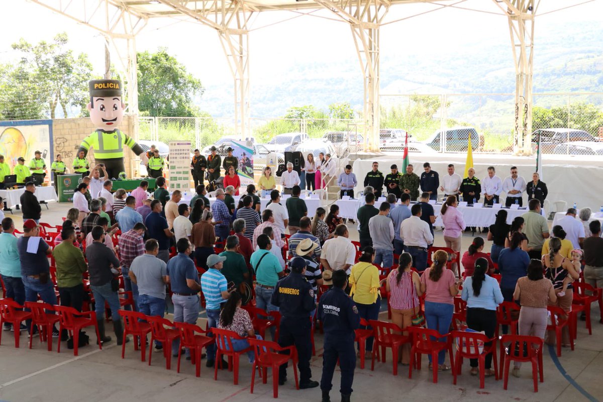 PoliciaStander's tweet photo. #AEstaHora | La Policía Nacional participa en el consejo de seguridad que se desarrolla en el #ElPáramo, junto a las autoridades departamentales y locales.

Seguimos articulando esfuerzos para fortalecer la seguridad, la convivencia y la tranquilidad de todos los santandereanos. https://t.co/XGy7F4wWKT