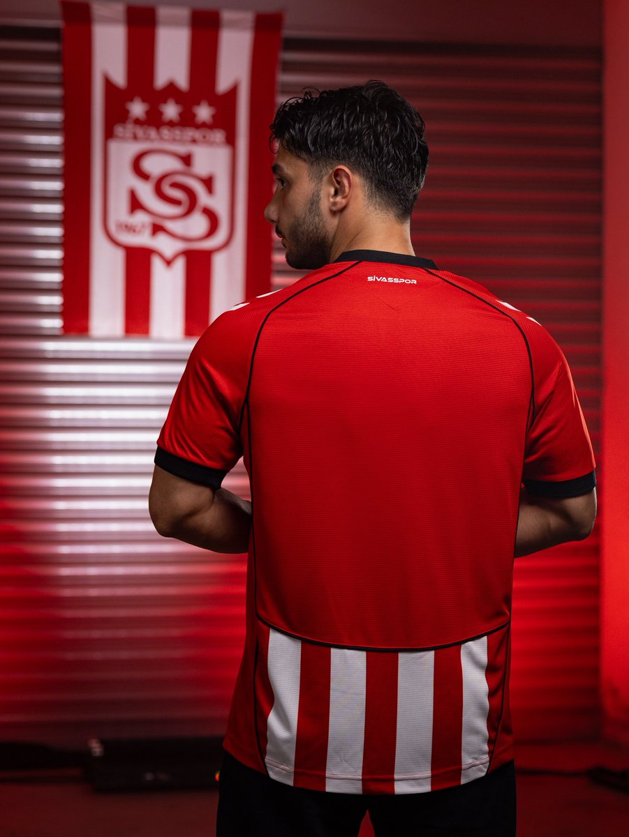 crssporturkiye's tweet photo. İlk Günkü Gibi

Bazı anılar eskimez...
Sadece yeniden hatırlanır.

Retro Çubuklu, bir formadan çok daha fazlası...
Bir dönemin coşkusu, tribünlerin tutkusu ve Sivasspor'a duyulan aidiyetin yeniden hayat bulmuş hâli.

#hummel https://t.co/SpVZmPYd6Q