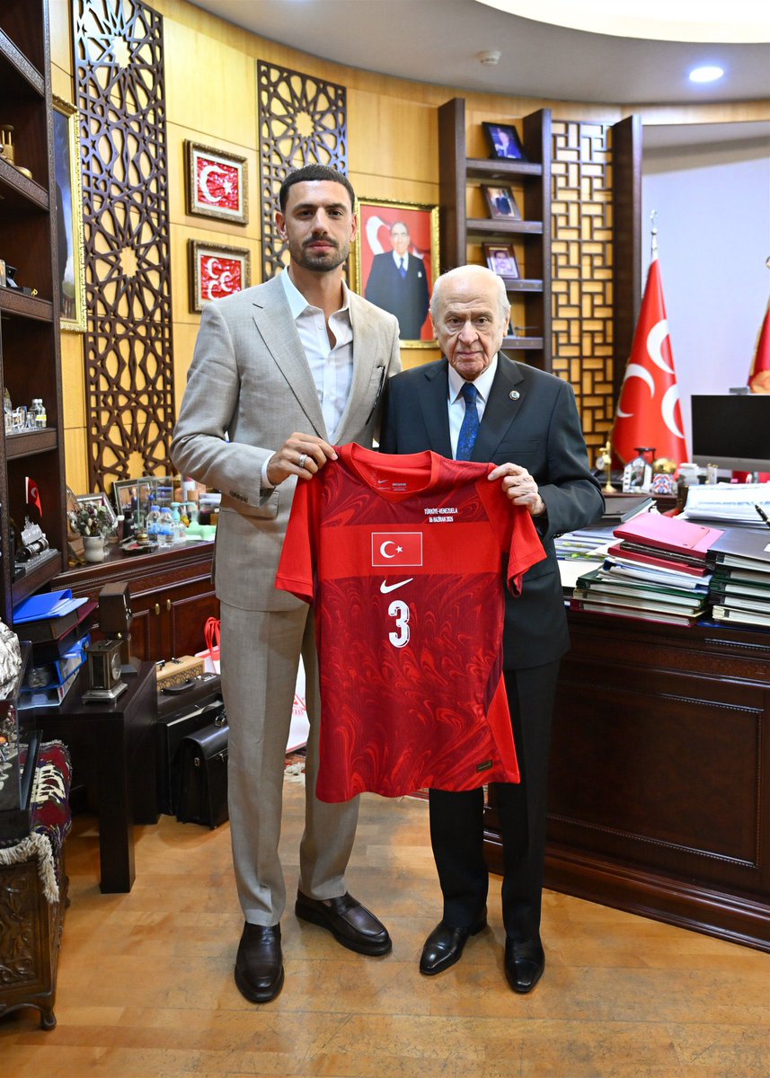 Aalparslandogan's tweet photo. A Millî Futbol Takımımız oyuncularından Merih Demiral, Liderimiz Sayın Devlet Bahçeli'yi makamında ziyaret ederek kendilerine şahsi formasını takdim etmişlerdir. https://t.co/zwYO2mBxn6