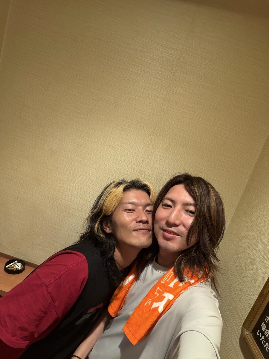 punpun_73's tweet photo. RUI KIHARA ONE-MAN LIVE TOUR 『ENCOUNTER』

ツアーファイナル！ほんとにありがとうございました！
無事に終えられて本当に良かった、ほんとに楽しいツアーでした！
打ち上げで撮った天野くんとの写真＆おれがみんなに指示した譜面を載せておきます(どの曲かはご想像におまかせします)

#木原瑠生 https://t.co/eFGfBdig8H