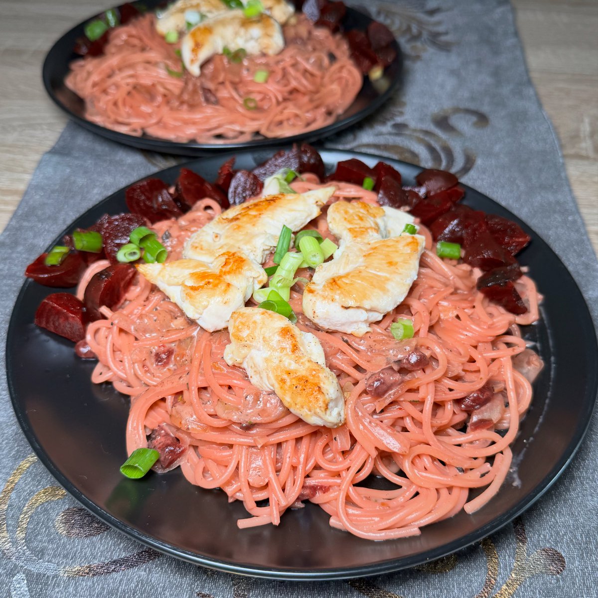 _cherrylein_'s tweet photo. Pink Pasta mit Zitronen-Hähnchen und roter Beete 🍝🍋🥩🫜Rezept: https://t.co/1RaprPxyT5 #pinkpasta #rotebeete https://t.co/7FdOe1jYG4
