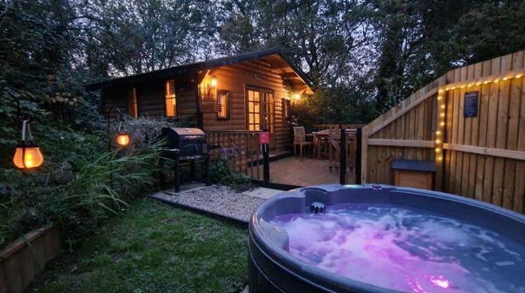 Camping_Direct's tweet photo. 🚣 Waterside cabins, lake activities and outdoor fun near Cambridge.
🔗 Find out more about Piggles Retreat Glamping here:
https://t.co/AUJJExiKIC
#cambridgeshire #cambridge #glamping #cabinbreak #familyholiday https://t.co/qAmFKz8McM