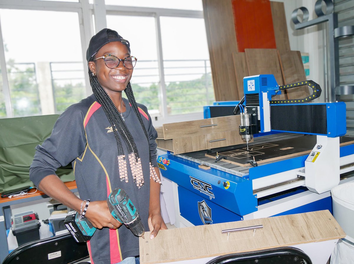 PNUDBenin's tweet photo. À l’@UniPod_Benin à l’#UAC, des filles apprennent à réparer, concevoir et innover avec l’appui du @PNUDBenin. En cette #WorldYouthSkillsDay, leur parcours rappelle que les compétences ouvrent des perspectives et que le talent n’a pas de genre.

➡️ À lire : https://t.co/xzsz3LXCJd https://t.co/AaTbeULb9I