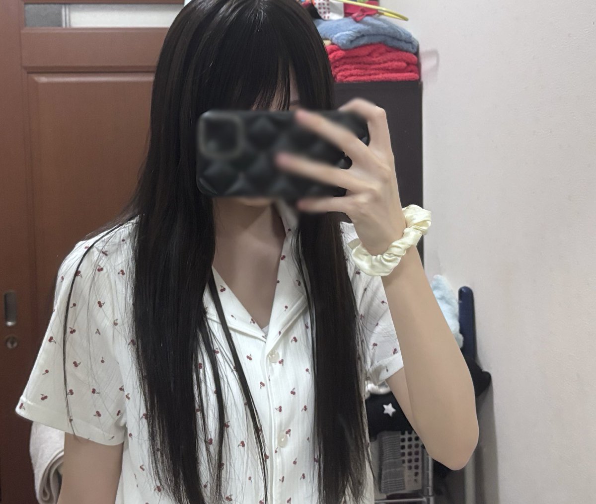 n6uid's tweet photo. スマホと指のモザイクのみでこれ、質感どゆこと❓ノーマルカメラなのに https://t.co/zXszzsXcg6