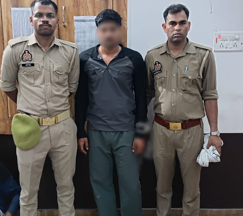 bstvlive's tweet photo. झांसी : डकैती मामले में वांछित अभियुक्त की गिरफ्तारी
➡अब तक कुल 8 आरोपियों की गिरफ्तारी हो चुकी
➡फरार अन्य आरोपियों की तलाश में जुटी पुलिस
➡झांसी के कोतवाली थाना क्षेत्र का मामला
#Jhansi #RobberyCase @jhansipolice https://t.co/iUXz9uQNKP