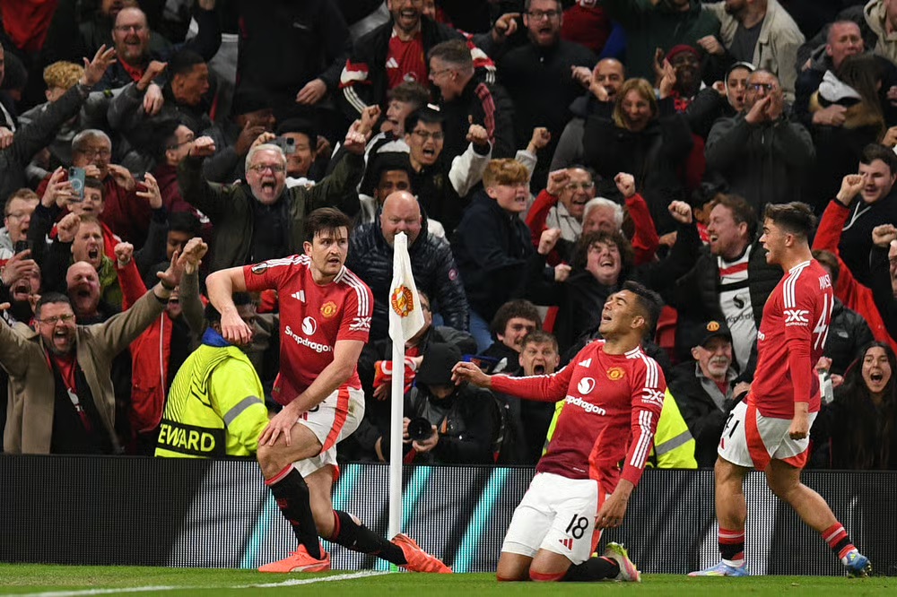 UnitedStandMUFC's tweet photo. 🗣️🧨Andrey Santos on Manchester United 5-4 win against Lyon in the Europa League:  "I watched this game on my phone, WOW" 

 [@ManUtd] https://t.co/0262xA3heE