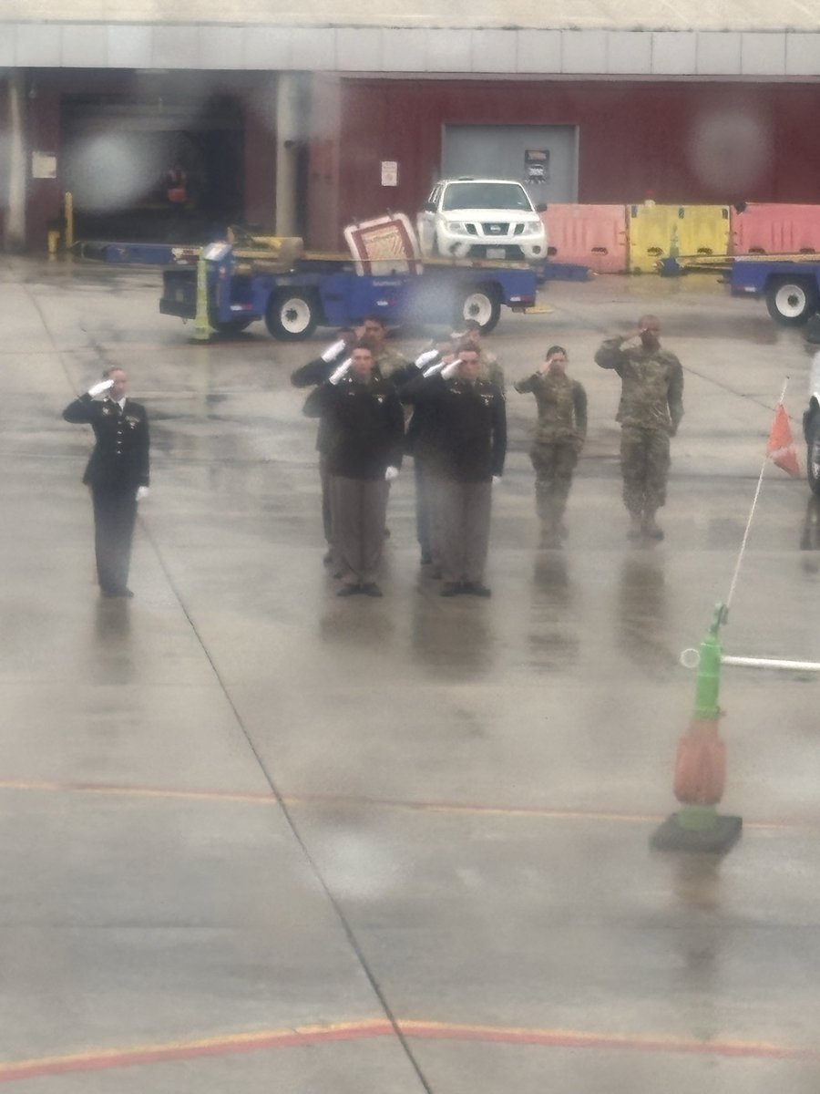 CarlPankratz's tweet photo. Very special moment today on my flight to San Antonio. The coffin of a hero was on my plane. The hurting family. The military greeting. The pilot message on the plane. For a moment, everyone stopped to respect a soldier that gave everything for our country. https://t.co/ooczh8AWTg