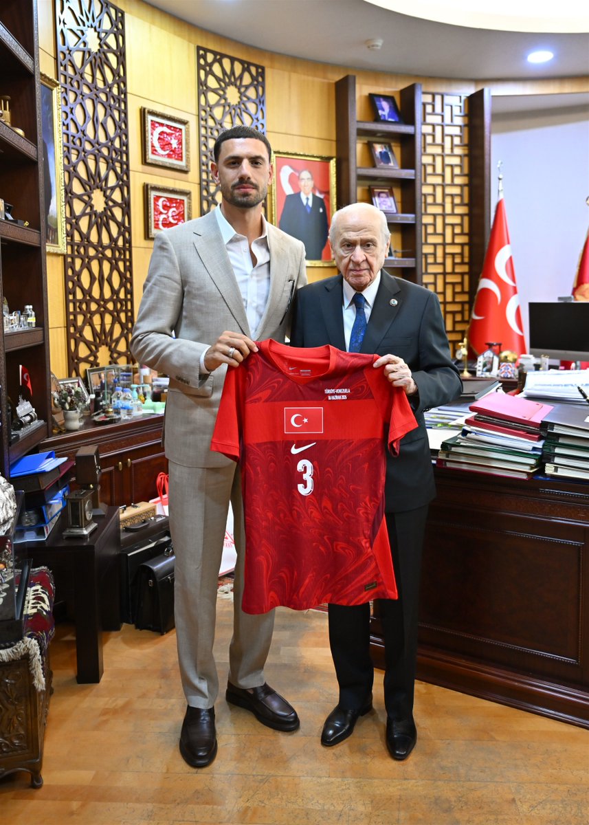 MHP_Bilgi's tweet photo. A Millî Futbol Takımımız oyuncularından Merih Demiral, Genel Başkanımız Sayın Devlet Bahçeli'yi makamında ziyaret ederek kendilerine şahsi formasını takdim etmişlerdir. https://t.co/gfZkSqQs2W