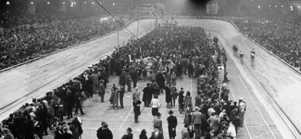 ANPIRomaPosti's tweet photo. Il #16luglio 1942 più di 13.000 ebrei, tra cui molti bambini, vennero arrestati a #Parigi per essere mandati nei campi di sterminio.Alla fine della guerra per il rastrellamento del "Vélodrome d'Hivér" il primo ministro di #Vichy, #PierreLaval, il #15ottobre 1945 venne fucilato. https://t.co/9lqaCqGByr