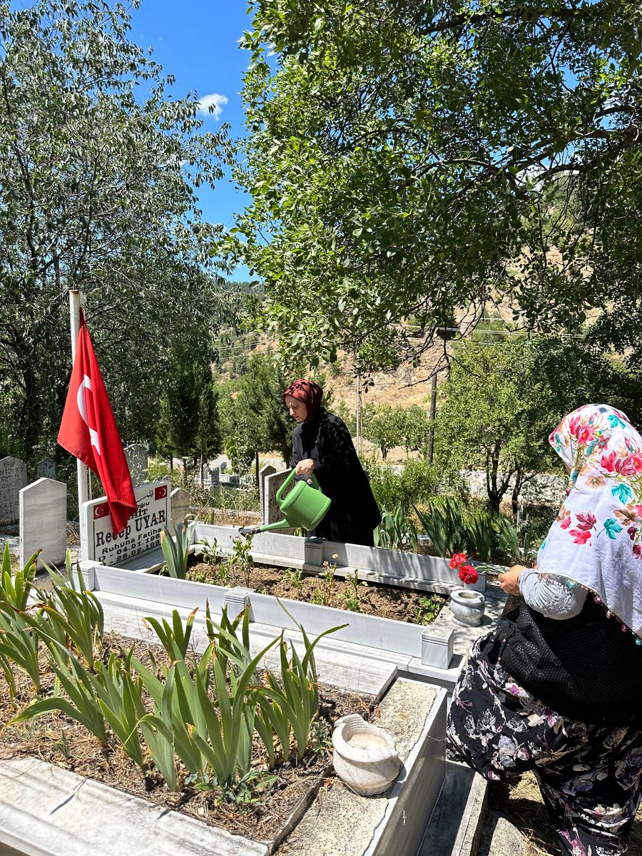 InhisarKaymakam's tweet photo. Kaymakamımız Sn. Esra POLAT kurum amirleriyle birlikte, 15 Temmuz Demokrasi ve Milli Birlik Günü dolayısıyla Tozman Köyümüzde bulunan Şehit Er Recep UYAR'ın kabrini ziyaret etti. Şehidimizin yakını Ceyhan YALÇIN, Kaymakamımıza ziyaret esnasında eşlik etti. https://t.co/7qbKkSdyrH