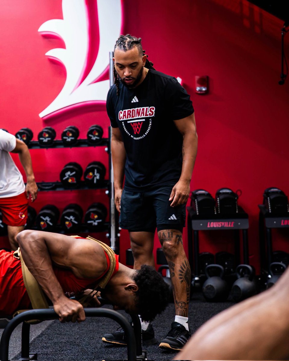 UofLStan's tweet photo. Cardinal strong 💪
📷Credit: Louisville Men's Basketball (Facebook) https://t.co/YLKmLy08WH