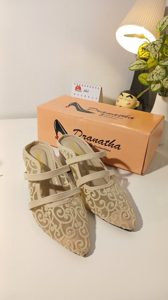 chaeLicious's tweet photo. Duh cantiknyaa, speechless aku bener² sesuai ekspetasiku. Heels buat wisuda bisa, kondangan bisa, lamaran jg cantik pol. Bahannya jaring bludru bisa menyesuaikan bentuk kaki. Gemess bgtt ♡♡♡

Belinya disini ; https://t.co/di7XLd1m8J https://t.co/9HzXD6eBtP