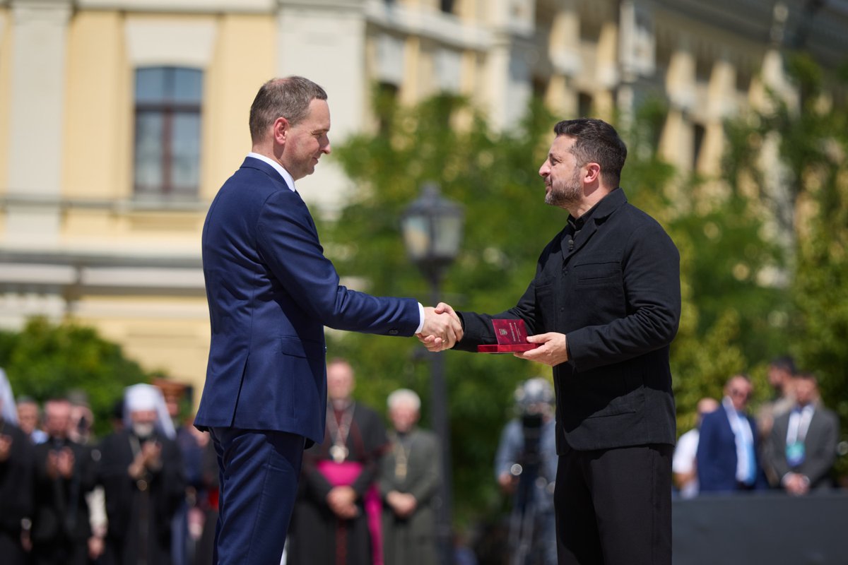 ZelenskyyUa's tweet photo. З нагоди Дня Української Державності відзначив нагородами наших людей, які своєю роботою допомагають Україні вистояти та зберегти нашу незалежність. Передусім особисто нагородив наших Героїв та вручив орден «Золота Зірка» мамі загиблого Героя України, якому це звання присвоєно посмертно.

Сьогодні державними відзнаками нагороджені наші воїни та цивільні – медики, енергетики – всі, хто щодня працює заради України та Українського народу. Серед нагороджених також Премʼєр-міністерка України Юлія Свириденко, перший віцепрем'єр-міністр – міністр енергетики України Денис Шмигаль, Посол Франції в Україні Гаель Весьєр, історикиня Наталя Яковенко, письменник та військовослужбовець Ілларіон Павлюк, видавець Антон Мартинов.

Окремо вручив і паспорти десятьом юним українцям. Серед них – діти загиблих і полонених захисників та призери спортивних змагань. 

Україна тримається на людях, які щодня захищають, рятують, відбудовують і працюють заради неї. Дякую кожному і кожній за вашу службу, працю, відданість державі та нашим людям. 

🇺🇦🇺🇦🇺🇦