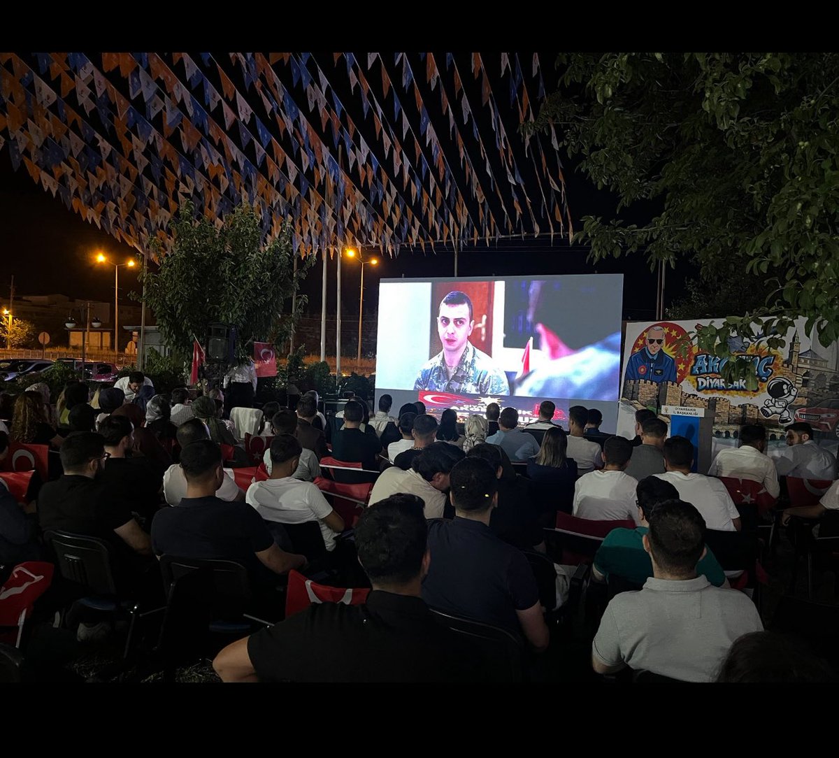 genclikaksur's tweet photo. 📍Ak Parti Diyarbakır İl Başkanlığı

İl Başkanımız Sn. Hamit Sümer, önceki dönem MKYK Üyemiz Sn Alaattin Parlak, İl Gençlik Kolları Başkanımız Enes Çimen, İlçe G.K Bşk Velat Ülker, ilçe başkanlarımız ve kıymetli yönetim kurulu üyelerimizle birlikte “Şafak Vakti” filmini izledk. https://t.co/SQNYyTMVwL