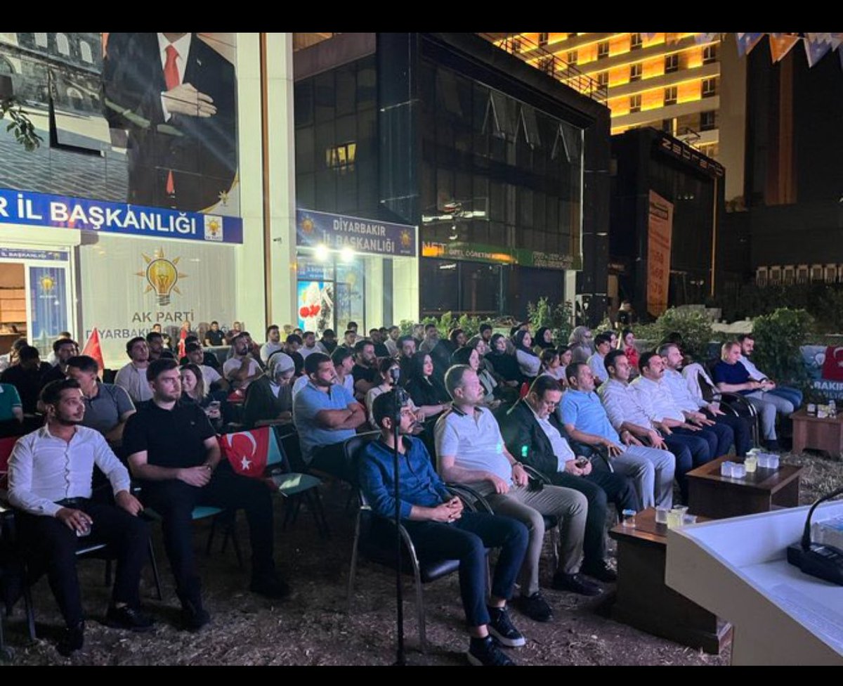 genclikaksur's tweet photo. 📍Ak Parti Diyarbakır İl Başkanlığı

İl Başkanımız Sn. Hamit Sümer, önceki dönem MKYK Üyemiz Sn Alaattin Parlak, İl Gençlik Kolları Başkanımız Enes Çimen, İlçe G.K Bşk Velat Ülker, ilçe başkanlarımız ve kıymetli yönetim kurulu üyelerimizle birlikte “Şafak Vakti” filmini izledk. https://t.co/SQNYyTMVwL
