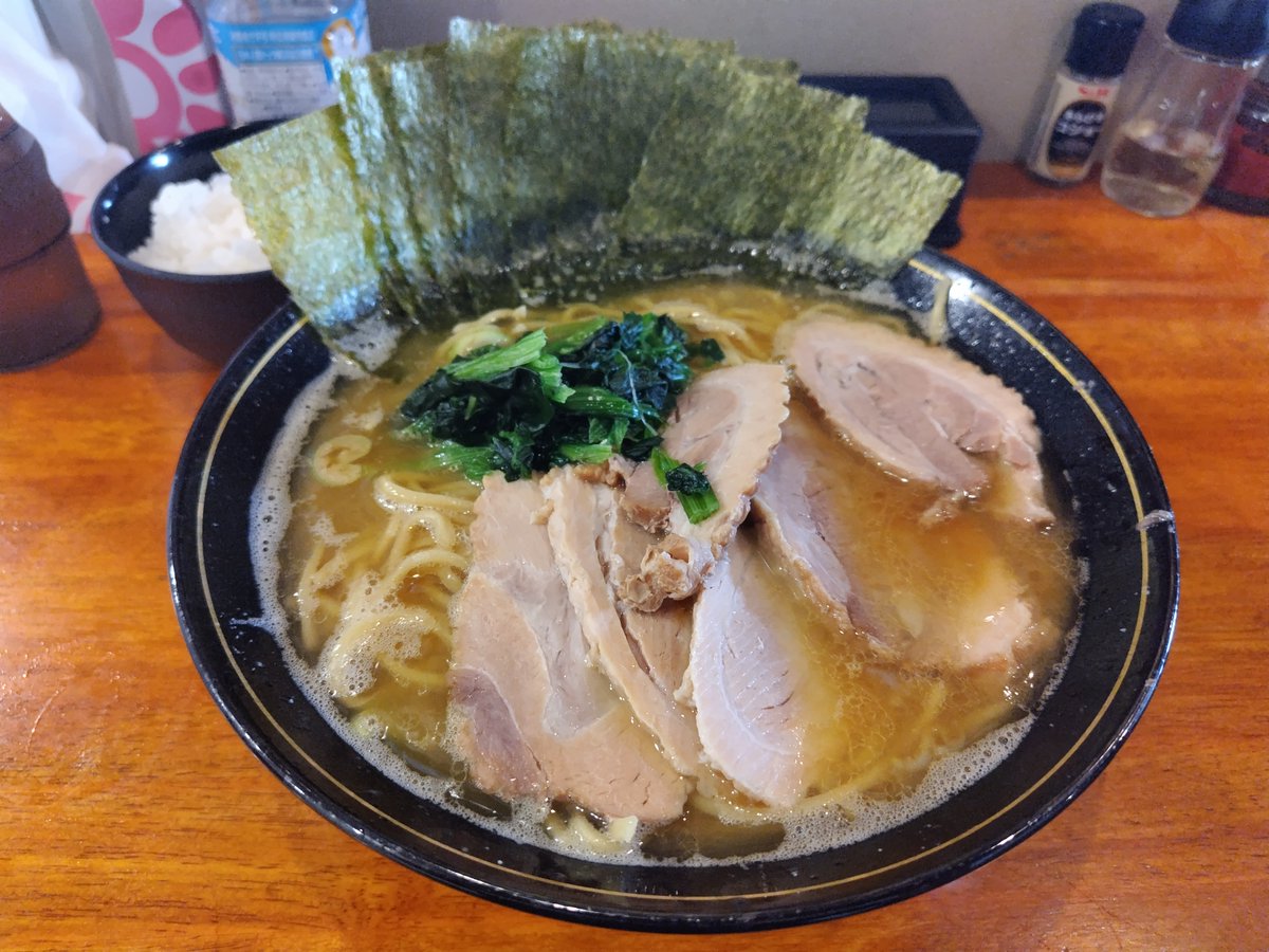 naruzi777's tweet photo. ラーメン@ほり家

チャーシューとのりTP。中盛。かため、多め、濃いめ。バイクで暑い中約一時間、かいた汗の塩分補給できました♪のりの風味が少し気になりましたが、しっかりとしたスープに笑顔がこぼれました☺️麺は普通かやわめが良いかもと思いました。とても美味しかったです😆 https://t.co/Tvlr0jdTEK