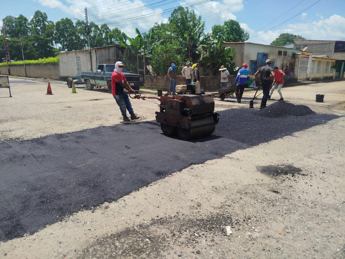 Alc_SanCarlos's tweet photo. La Ruta del Asfalto continúa en las comunidades del municipio San Carlos, la Alcaldía de San Carlos junto al Gobierno de Cojedes a través de Esserca ejecutan bacheo de las calles del sector Monseñor Padilla. https://t.co/g15aJbtlT3