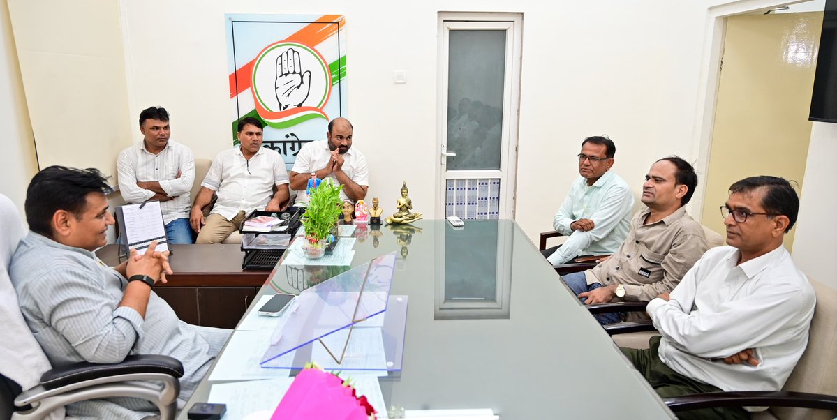 GovindDotasra's tweet photo. पीसीसी वॉर रूम में मुलाक़ात। https://t.co/3j3mPsL9Tj