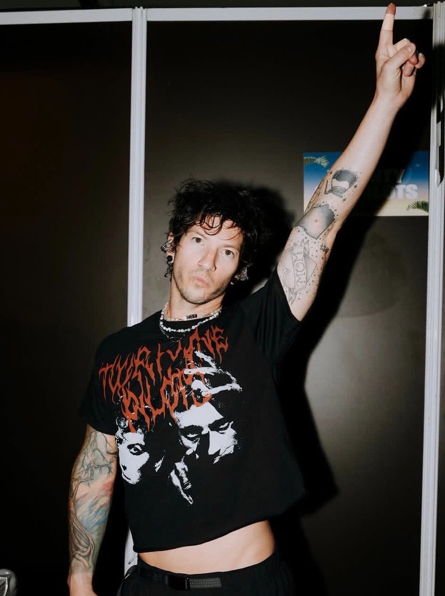 melbearer's tweet photo. josh dun you give me gender envy https://t.co/EeJfplACBy