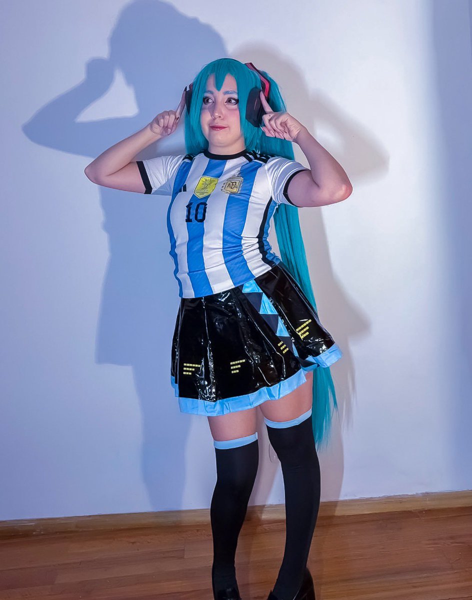 MiruCosplay's tweet photo. HOY SW JUEGA 🇦🇷🩵 
#cosplay #argentina #mundialdefútbol2026 #HatsuneMiku https://t.co/Z5YZPy4rzo