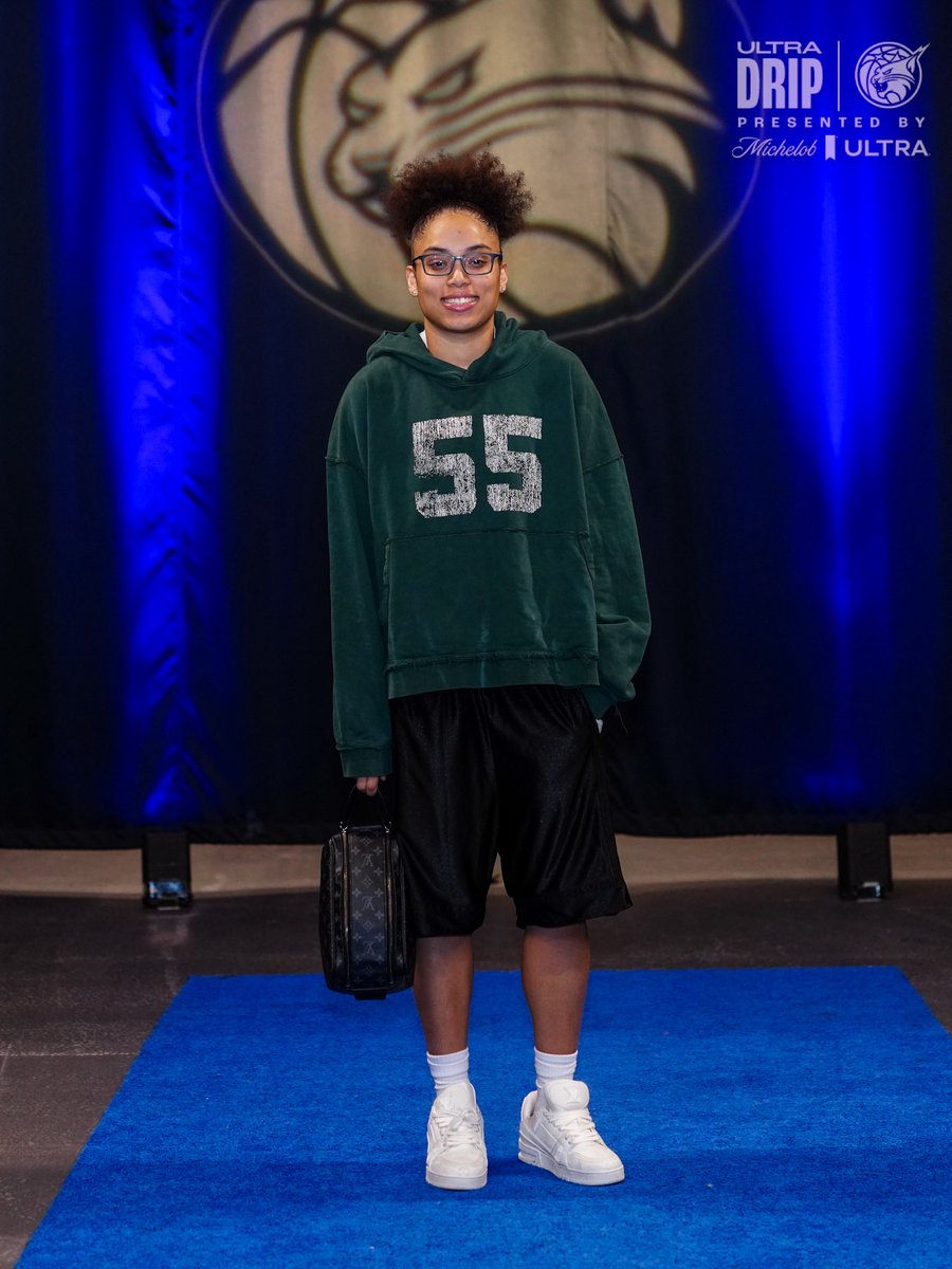 minnesotalynx's tweet photo. signature pose. ✌️ https://t.co/cPAuclWvqd