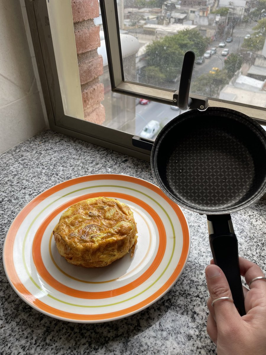 mmelchula's tweet photo. hay chicas que heredan de su linaje materno un buen par de tetas yo por mi parte adjudique el don de que nunca se me rompa la tortilla de papas cuando la doy vuelta https://t.co/IcAGpcQ1vg
