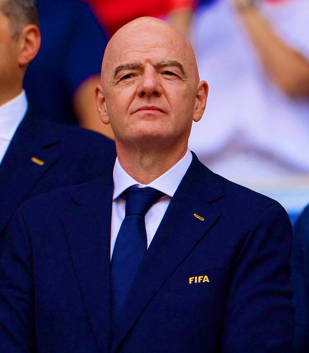 BundesInsider's tweet photo. ⚠️ URGENTE! A Federação Alemã de Futebol se recusou a assinar a carta de apoio à candidatura de Gianni Infantino para mais um mandato como presidente da FIFA.

Bernd Neuendorf, presidente da DFB, tem se distanciado de Infantino, especialmente após a polêmica envolvendo a suspensão do cartão vermelho de Folarin Balogun durante esta Copa do Mundo.

Apesar disso, atualmente não há dúvidas de que Infantino será reeleito. As confederações continentais da África, Ásia e América do Sul já declararam apoio à sua candidatura.

🗞️ @BILD