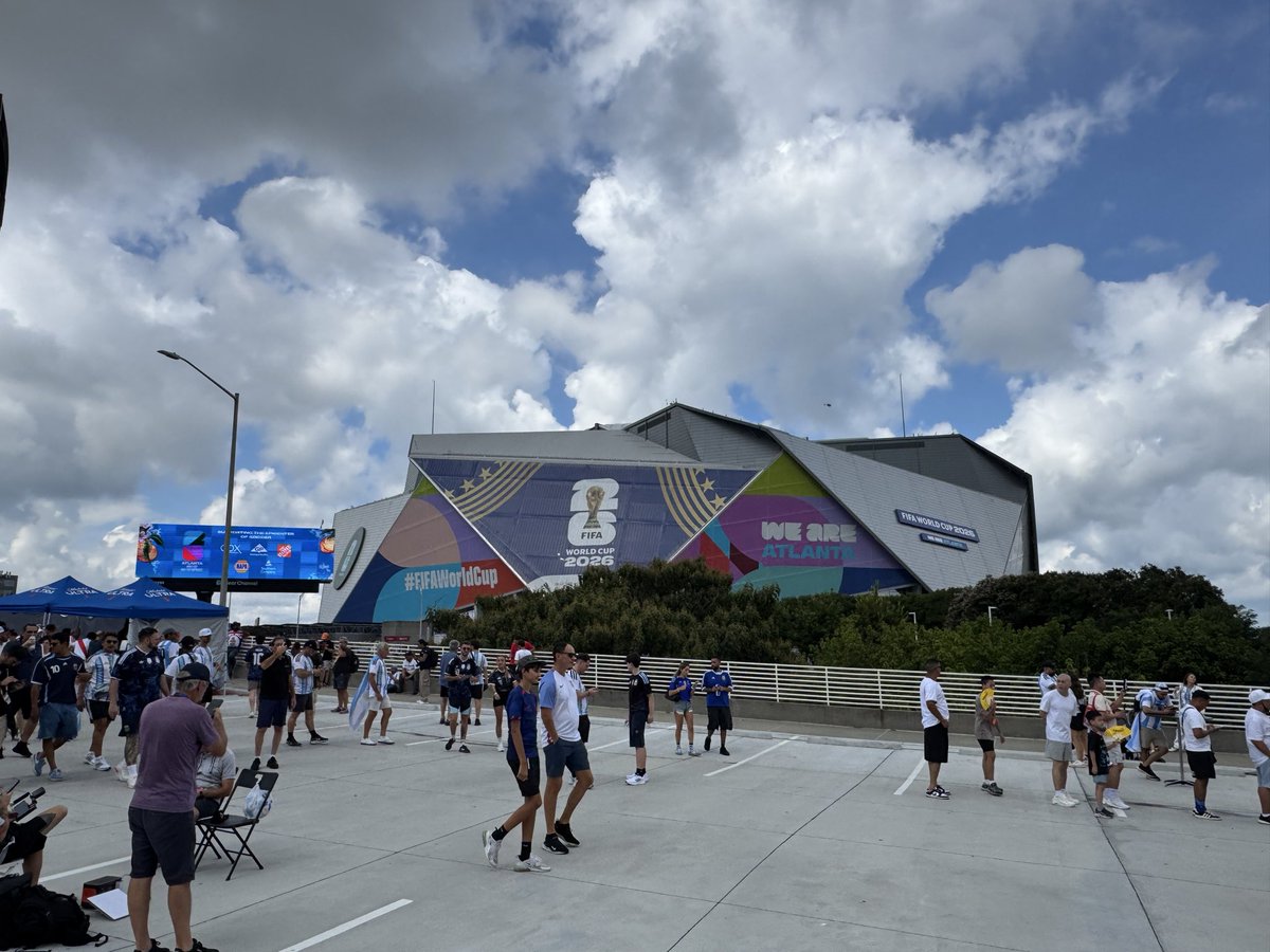 YankeesFanATL's tweet photo. Bendito sea el futbol!!!! 

@hectorsantosmar 
@LaSelecta_SLV @MBStadium @elnoticiero_6 @teledos_tcs @radioyskl @RadioFiesta1049 @SantaAnaNoticia https://t.co/8A1rMECW2l