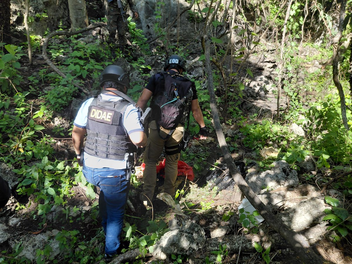 PNCdeGuatemala's tweet photo. Agentes de la #DIDAE, realizaron un operativo en un área montañosa de la aldea Espuelas, La Democracia, Huehuetenango en coordinación con el Ejército de Guatemala, donde fueron localizados cuatro armas de fuego tipo fusiles, se investigará su origen.
#29AñosDeProtegerYServir https://t.co/VOfFoChTWe