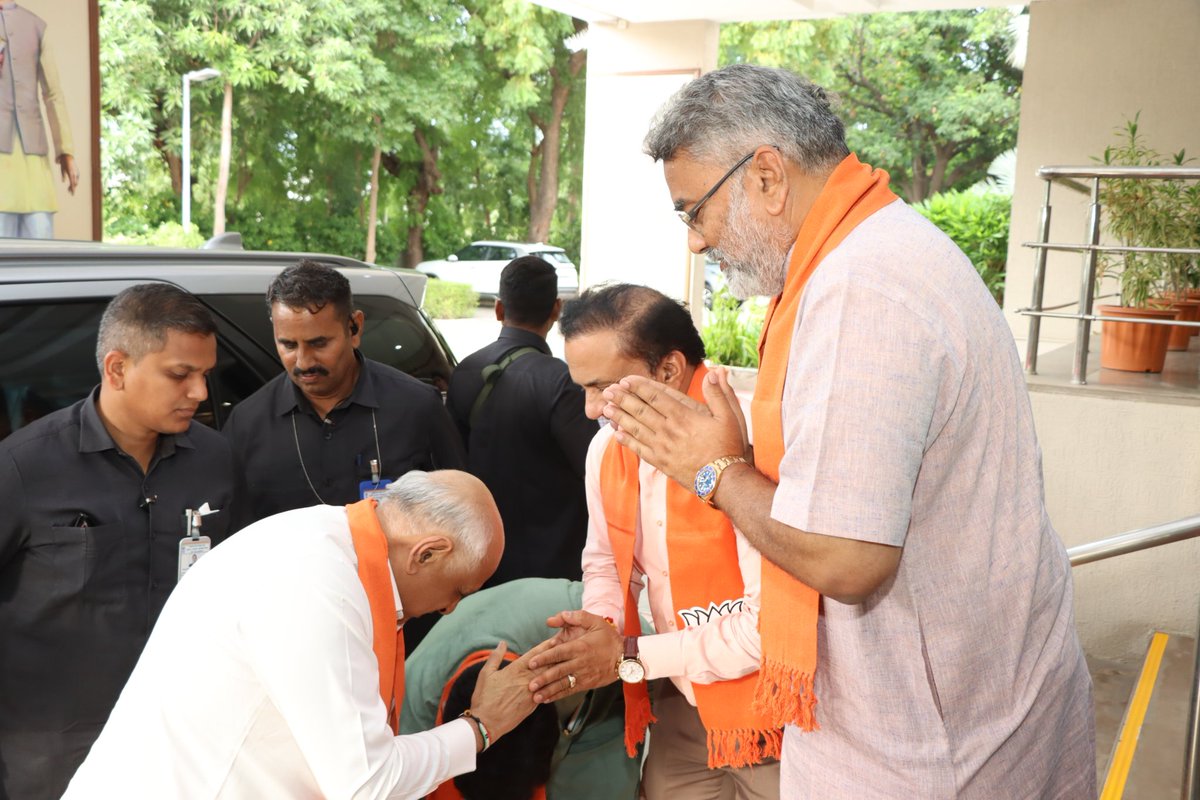 MansinghP_BJP's tweet photo. ગુજરાતના વણથંભ્યા વિકાસ માટે સતત પ્રયત્નશીલ, નાગરીકોના હિત માટે સદા તત્પર, મૃદુ અને મક્કમ નેતૃત્વ ધરાવતા રાજ્યના માનનીય મુખ્યમંત્રી શ્રી @Bhupendrapbjp  જી ને આજે પ્રદેશ ભાજપ કાર્યાલય શ્રી કમલમ્ ખાતે મુલાકાત કરી જન્મદિવસની શુભકામનાઓ પાઠવી. https://t.co/ompfyY54GV