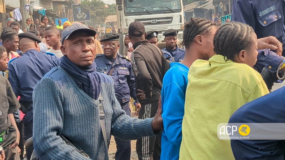 acprdcongo's tweet photo. #RDC : plus de cinquante présumés bandits urbains ont été appréhendés mercredi à #Ngaliema, une commune de l’ouest de #Kinshasa, capitale de la République démocratique du Congo, lors d’une opération de bouclage menée par la police du regroupement municipal de #Lukunga.
« Plus de cinquante jeunes garçons ont été arrêtés par la police à la suite de l’insécurité qui sévit dans le quartier #Ngomba-#Kinkusa, plus précisément dans le secteur de #Masisi, à #Ngaliema. Nous avons été confrontés à plusieurs actes de vandalisme et d’insécurité ces derniers temps dans notre secteur de Dikuta, où les jeunes délinquants communément appelés Kuluna semaient la terreur », a déclaré Eugène Libaku, officier de police judiciaire au sous-commissariat de Dikuta.
Découvrez d’autres informations sur notre site web https://t.co/tGEWJ2Bgzn