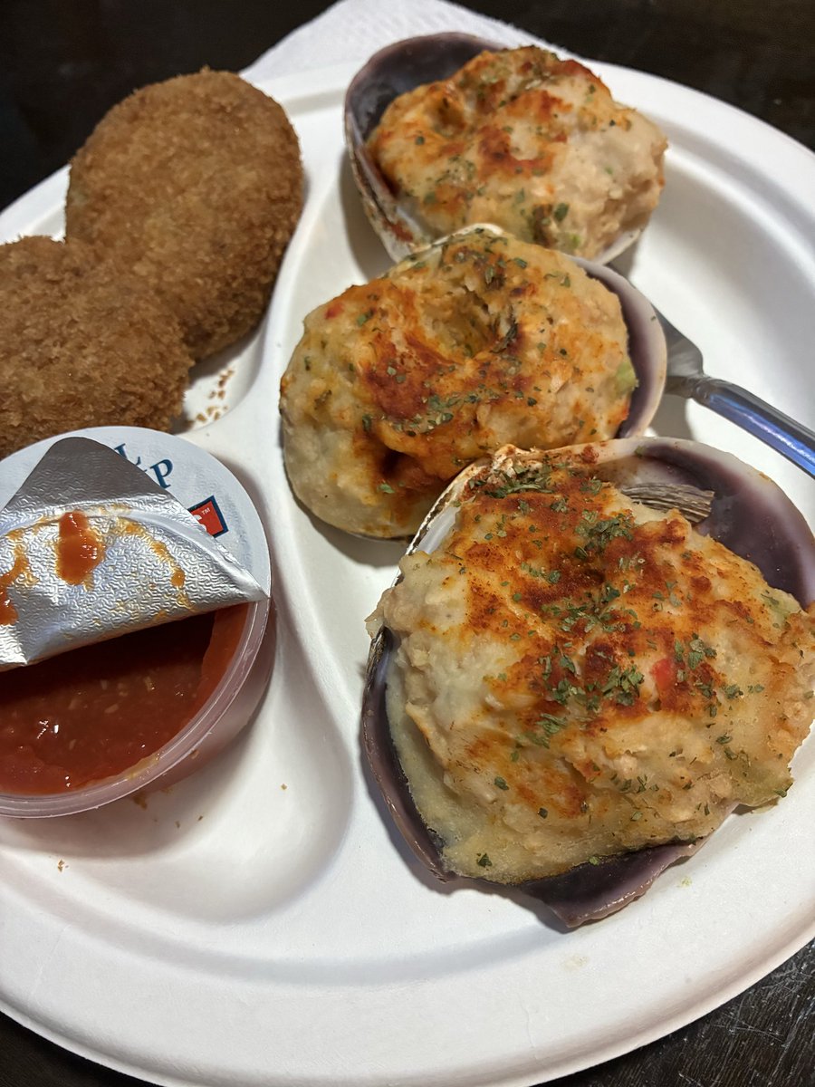 StoperPapa's tweet photo. @KarenFox29 Crab 🦀 cakes with stuffed clams https://t.co/0yCyIfcjM7