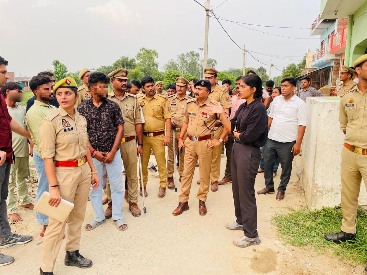 kanpurnagarpol's tweet photo. डीजीपी उत्तर प्रदेश द्वारा चलाये जा रहे 'CY Vajra' अभियान के अंतर्गत आज दिनांक 15-07-2026 को पुलिस आयुक्त कानपुर नगर श्री रघुबीर लाल महोदय के निर्देशन में कमिश्नरेट कानपुर पुलिस द्वारा साइबर अपराधियों के विरुद्ध बड़ी कार्रवाई की गई। 
पुलिस उपायुक्त अपराध श्री श्रवण कुमार एवं अपर पुलिस उपायुक्त अपराध श्रीमती अंजली विश्वकर्मा के नेतृत्व में साइबर थाना, स्वाट टीम, सर्विलांस टीम, थाना सचेण्डी पुलिस एवं पीएसी के द्वारा संयुक्त रुप से थाना सचेण्डी क्षेत्र के साइबर अपराध प्रभावित गांवों में सघन कॉम्बिंग एवं रेड अभियान चलाया गया।कार्रवाई के दौरान एक दर्जन संदिग्ध व्यक्तियों को हिरासत में लेकर पूछताछ की जा रही है। उनके कब्जे से कई संदिग्ध मोबाइल फोन एवं वाहन बरामद किए गए हैं। प्रकरण में अग्रिम विधिक कार्यवाही प्रचलित है। @Uppolice @cyberpolice_up