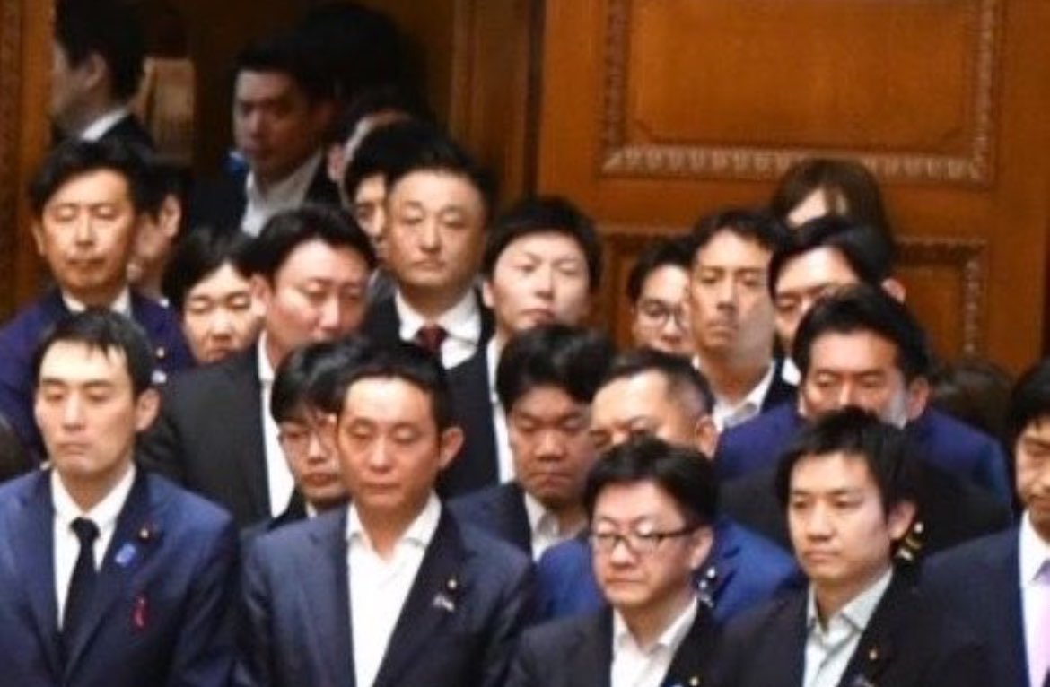 chilcochiko0121's tweet photo. @kazu10233147 高市早苗に動員された
「サナエ喜び組」
北朝鮮化した日本の国会😭 https://t.co/RYmdSdWdZd